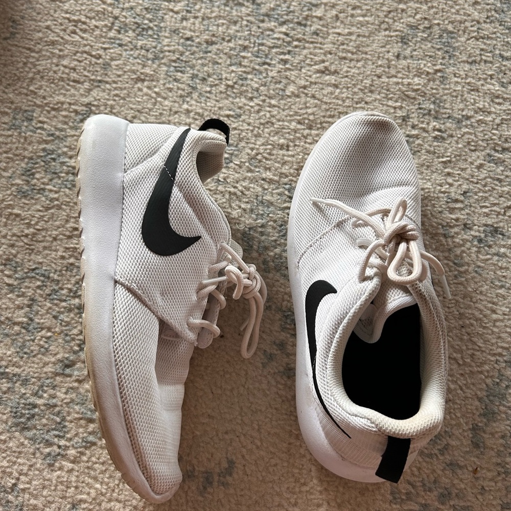 Basic Nike tennis shoes size 7.5 white